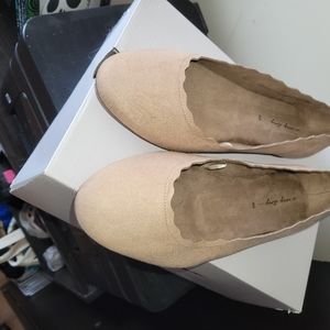 Flats with scalloped edge